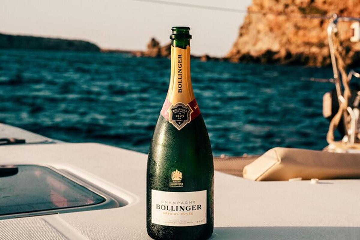 una bottiglia di vino appoggiata sulla cima di una barca