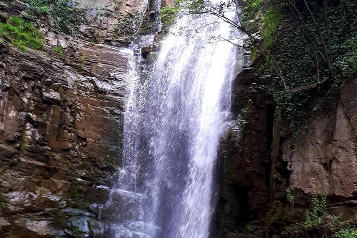 una cascata sul lato di una parete rocciosa