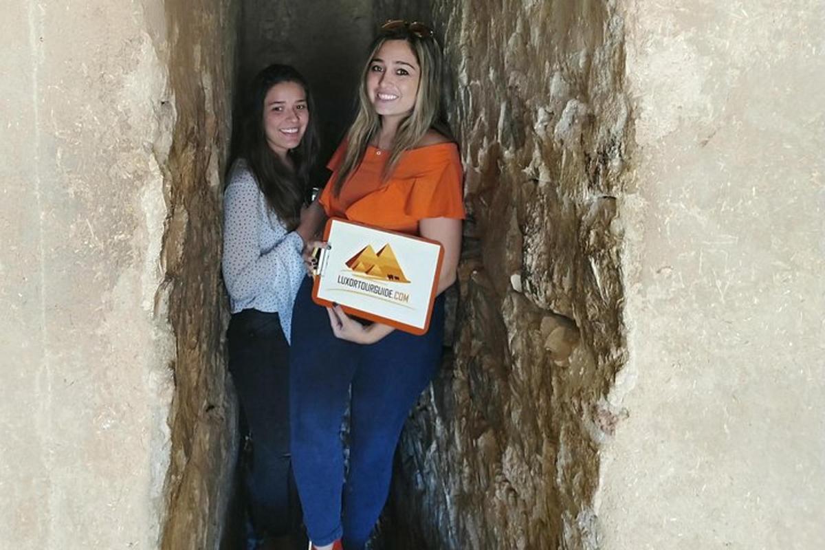 Δύο κορίτσια στέκονται σε έναν τοίχο με μια πινακίδα