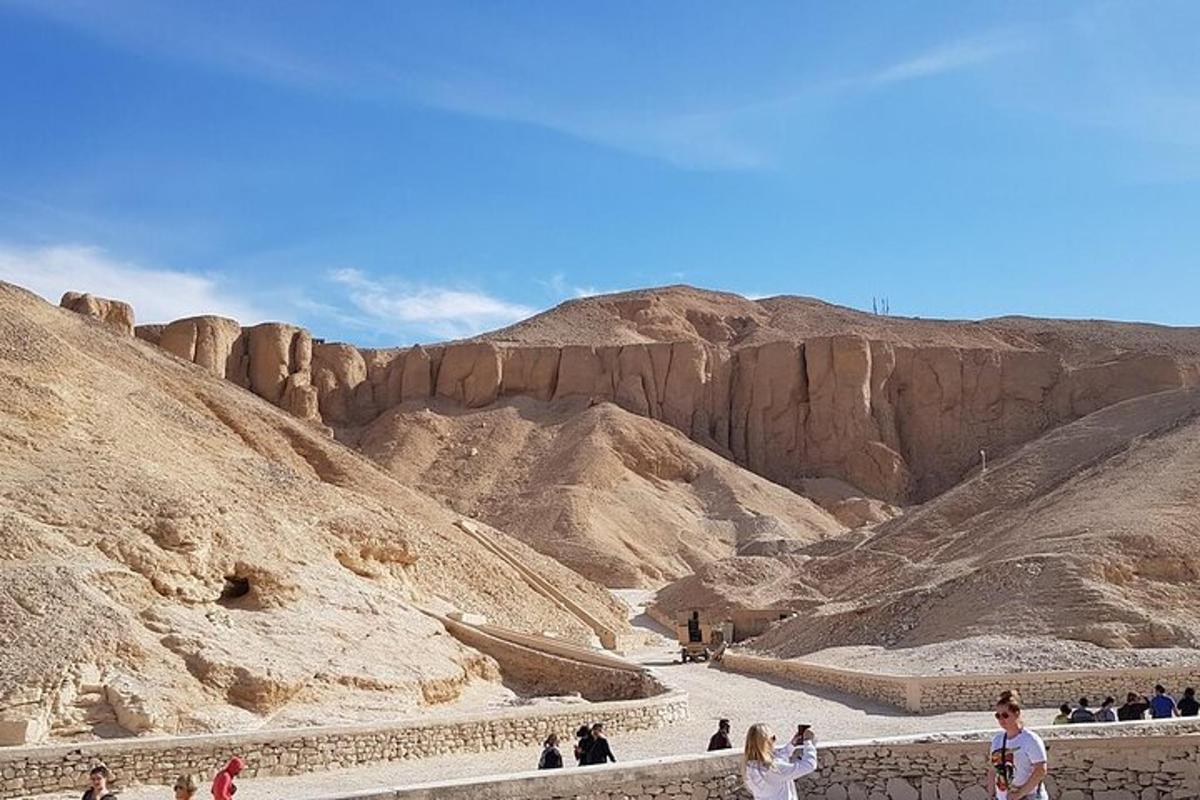 um grupo de pessoas caminhando no deserto