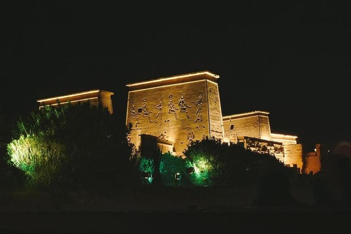 un edificio con una scritta sul lato di notte