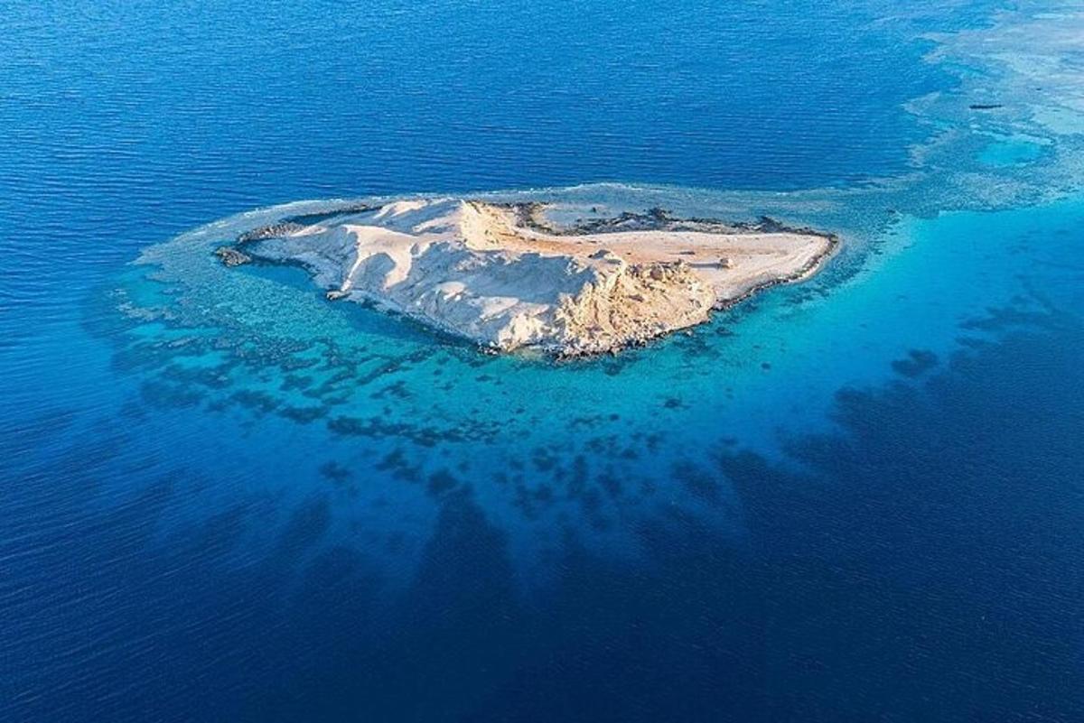 ένα μικρό νησί στη μέση του ωκεανού