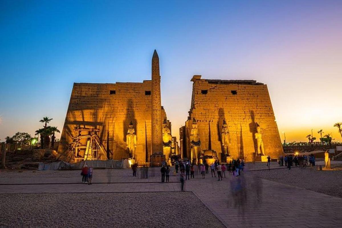 un gruppo di persone che camminano davanti a due edifici