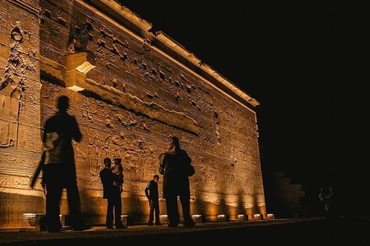 un gruppo di persone in piedi davanti a un edificio in mattoni