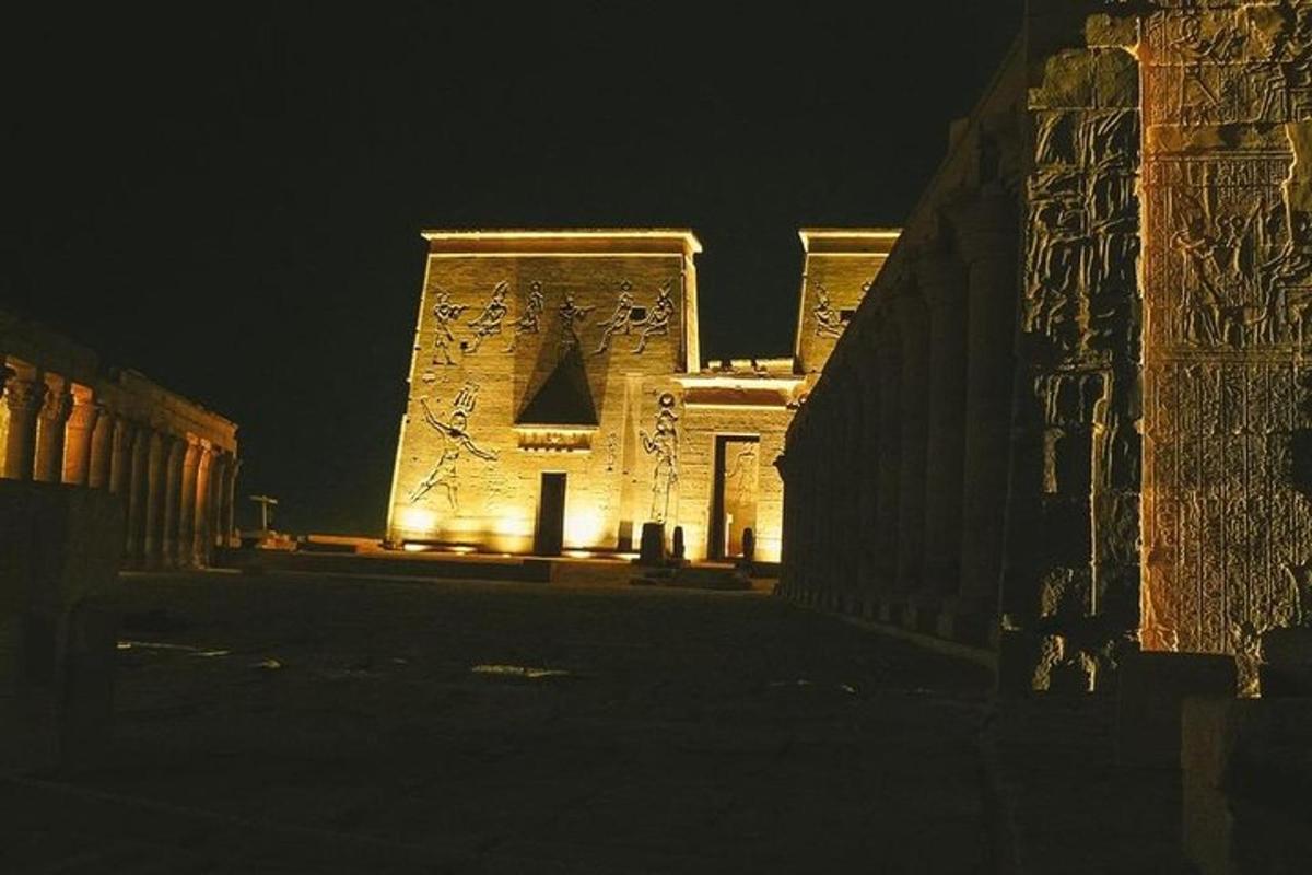 un edificio illuminato di notte