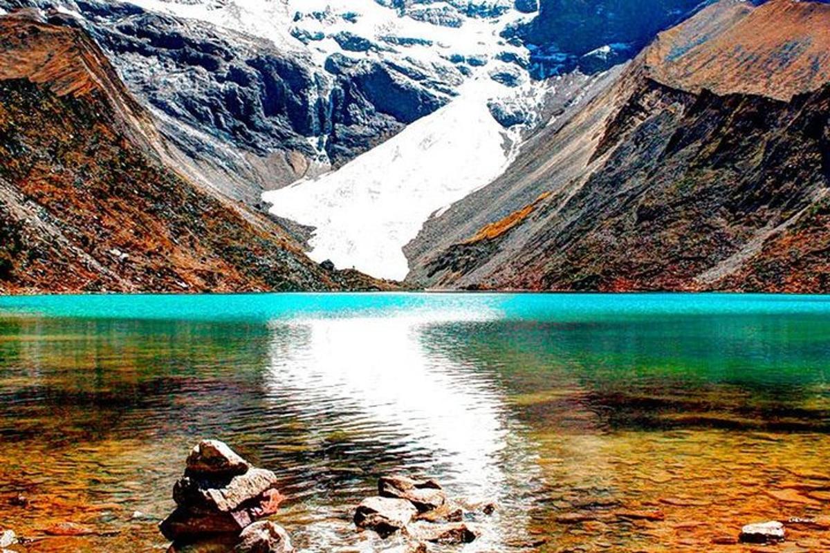 una montagna con uno specchio d'acqua e un ghiacciaio