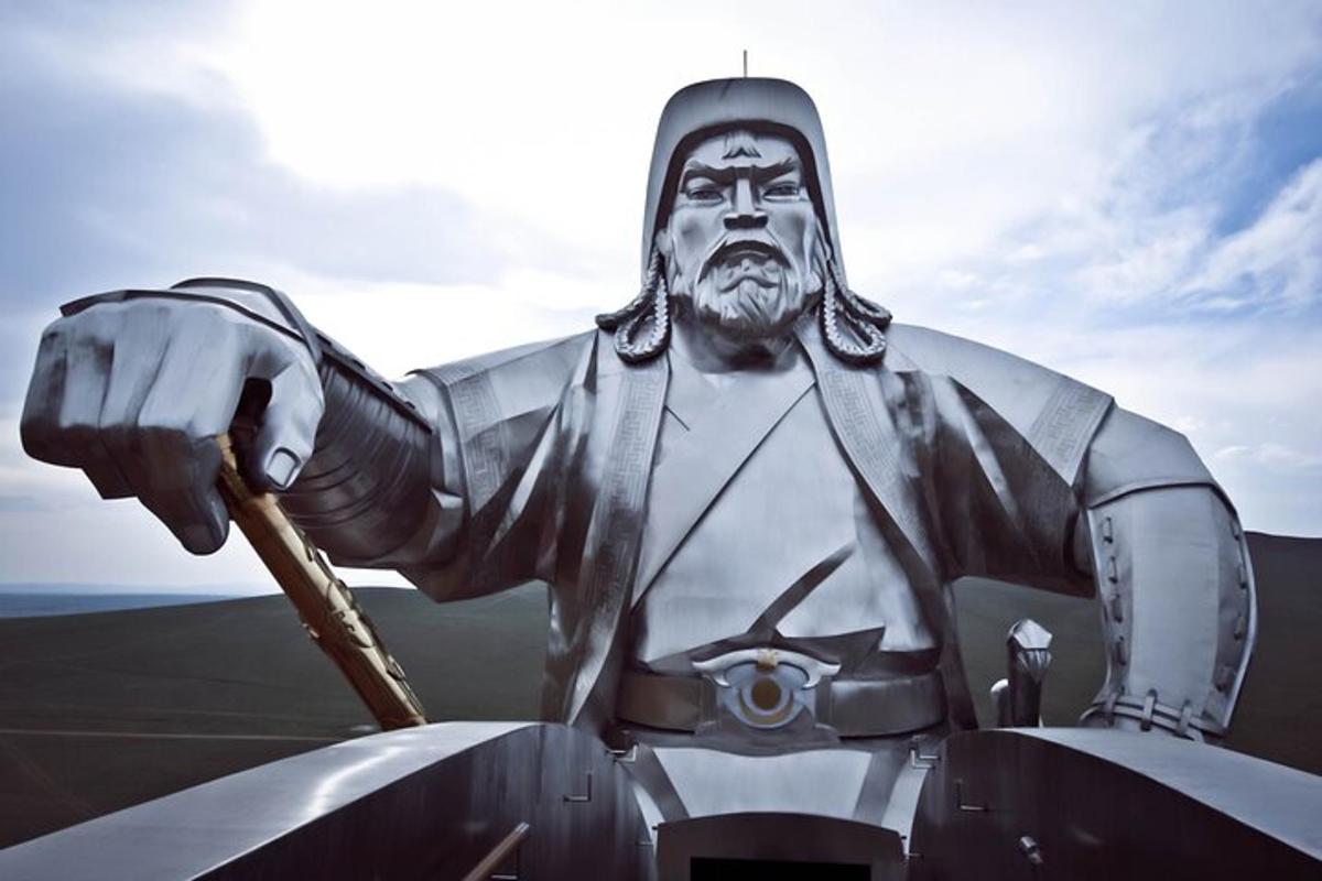 una statua di un uomo con una lancia in mano