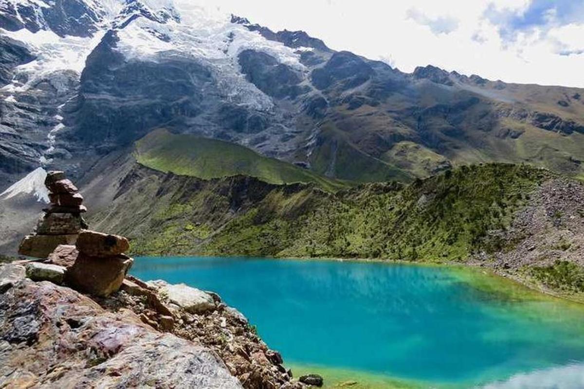 un orsacchiotto seduto in cima a una montagna