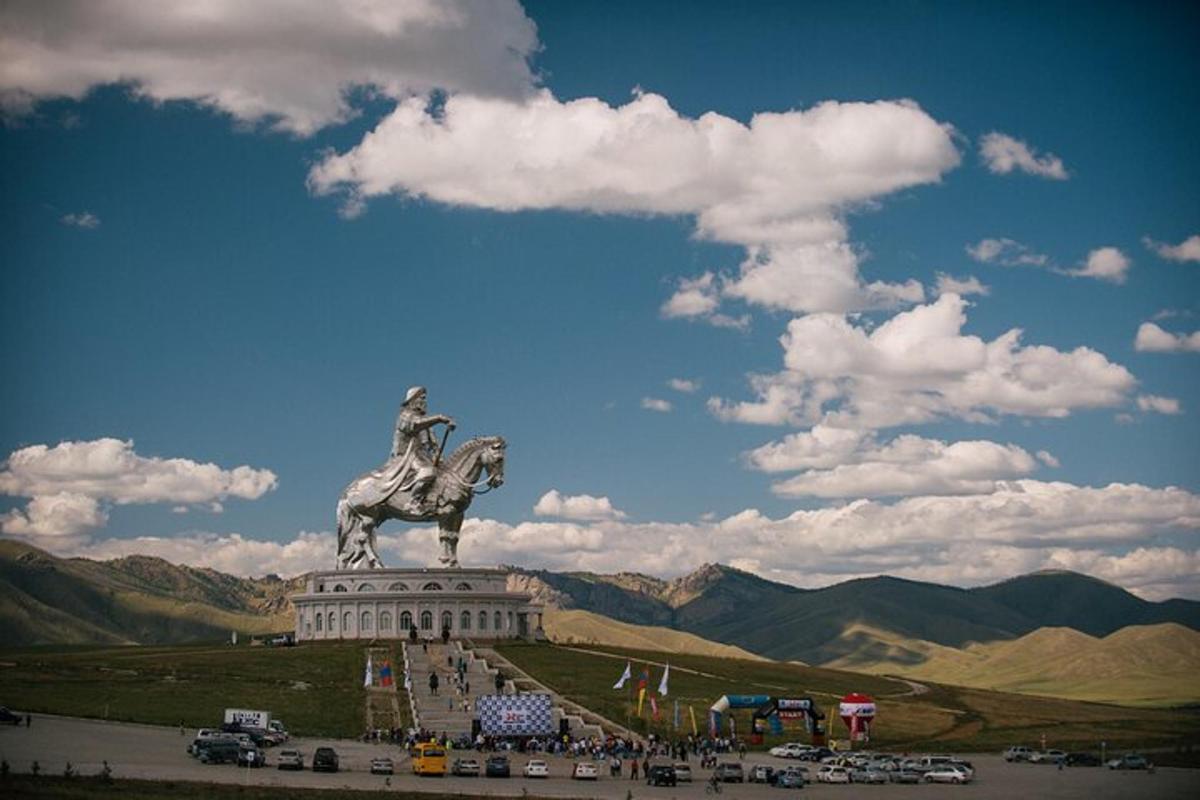 una statua di un uomo a cavallo su una collina