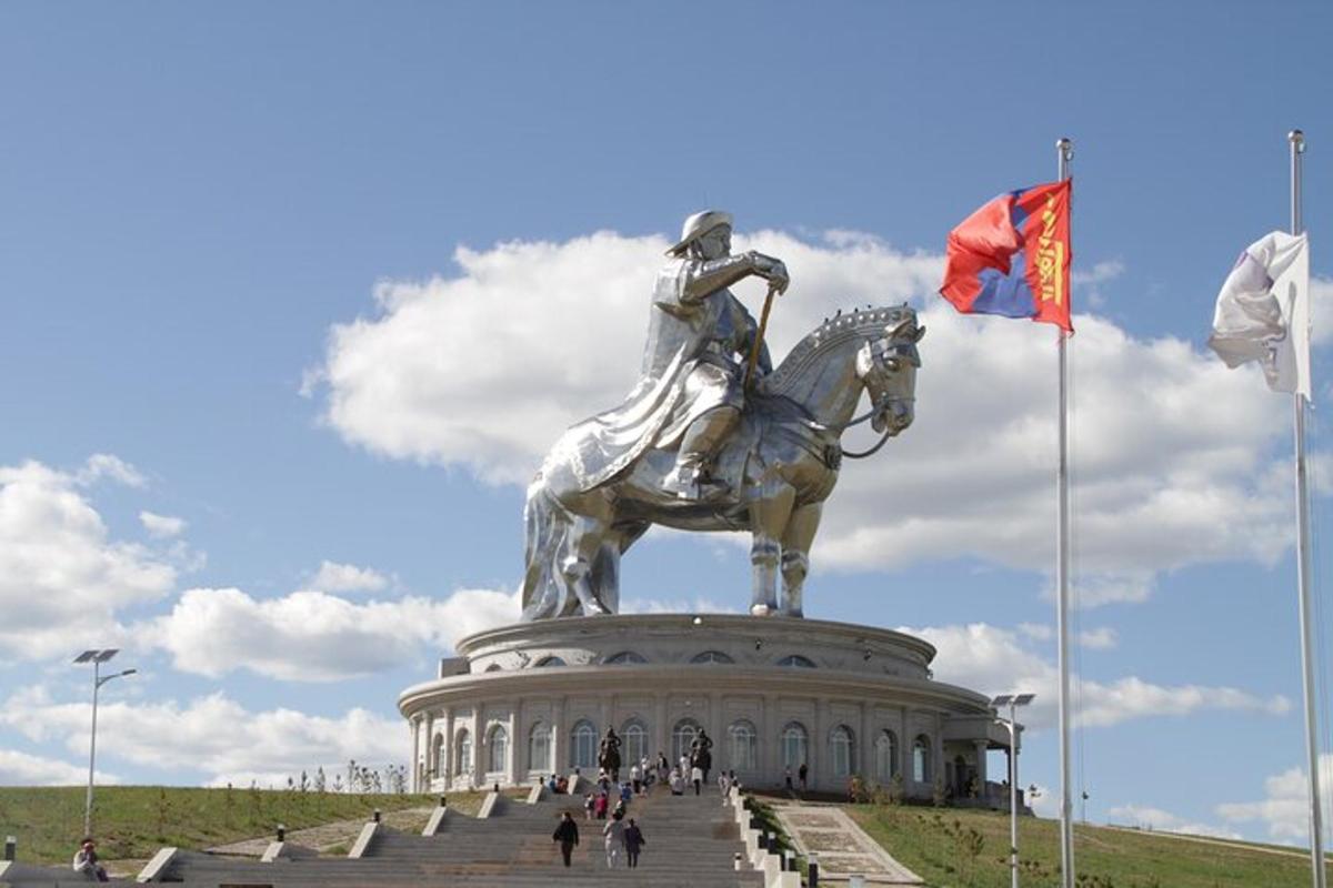 una statua di un uomo a cavallo davanti a un edificio