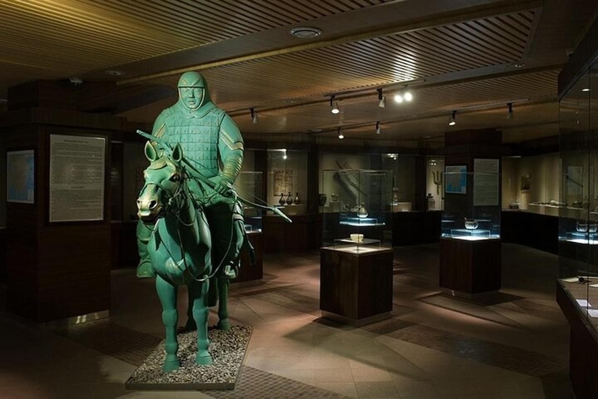 una statua di un uomo a cavallo in un museo