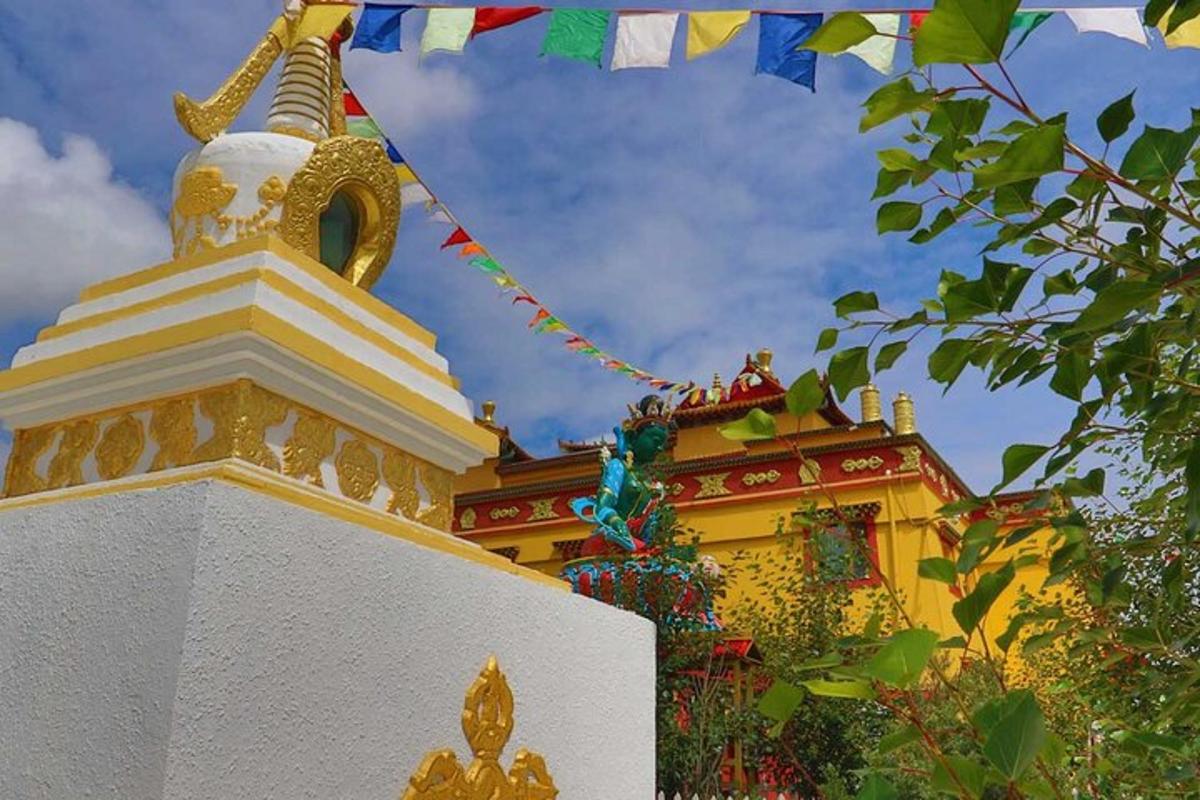 pagoda dengan bendera doa di hadapan bangunan