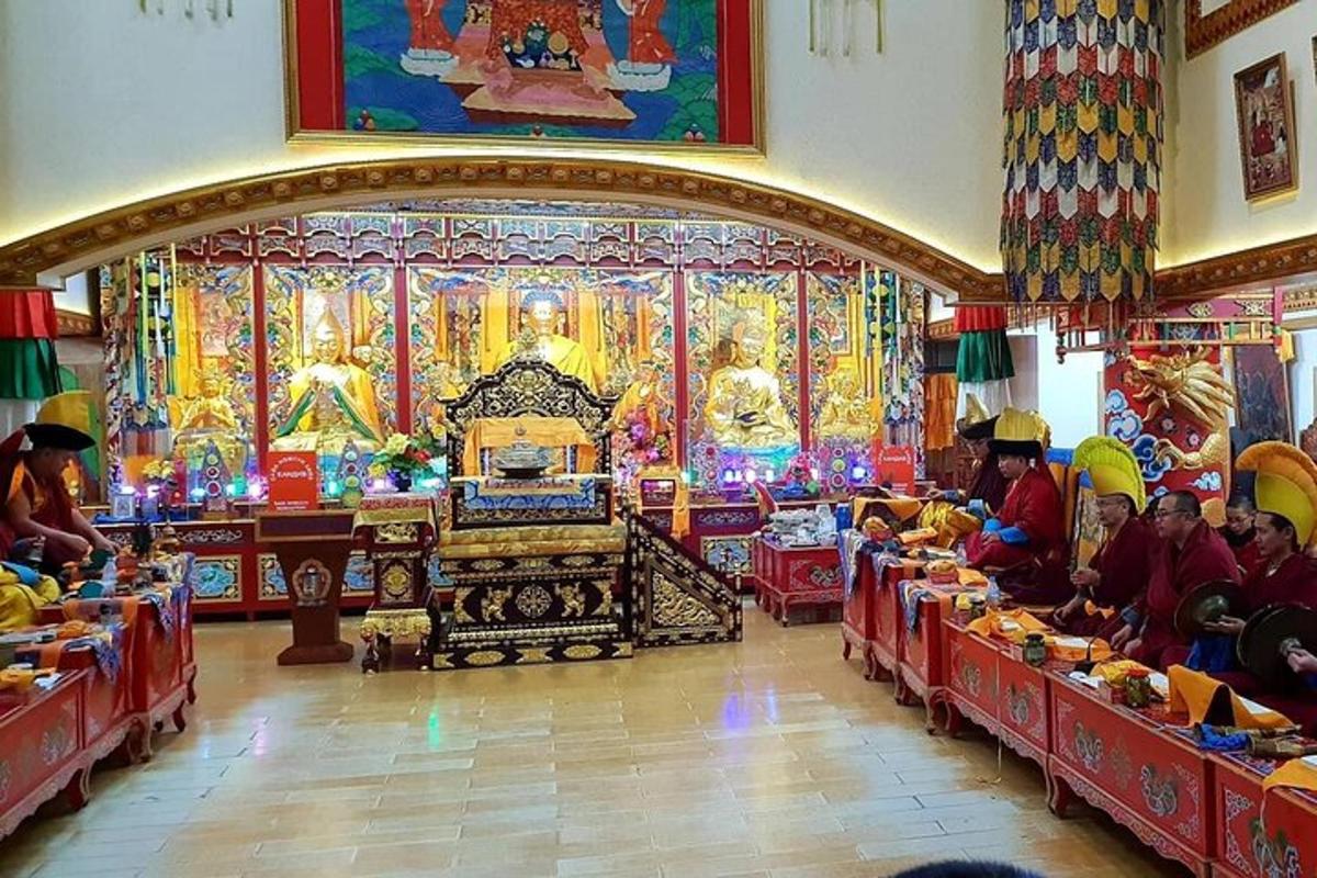 sekumpulan orang duduk di meja di kuil