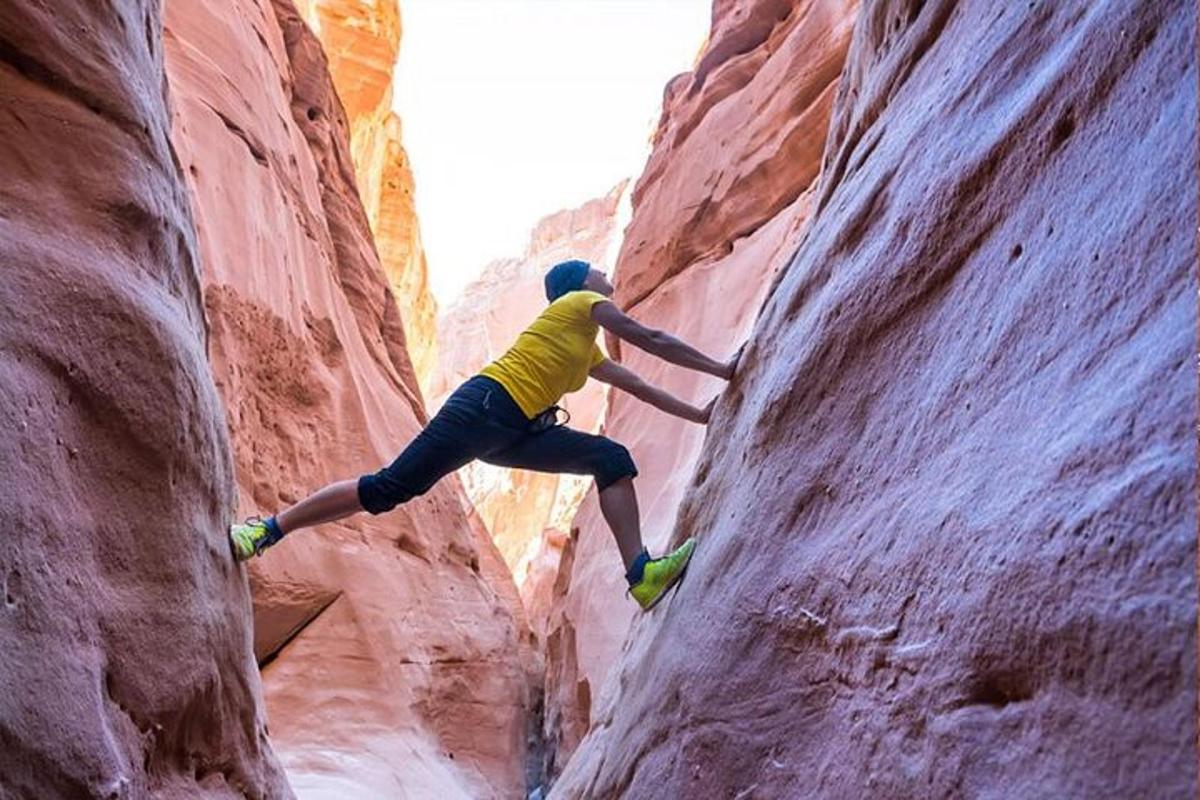 isang lalaki ang umaakyat sa isang slot canyon