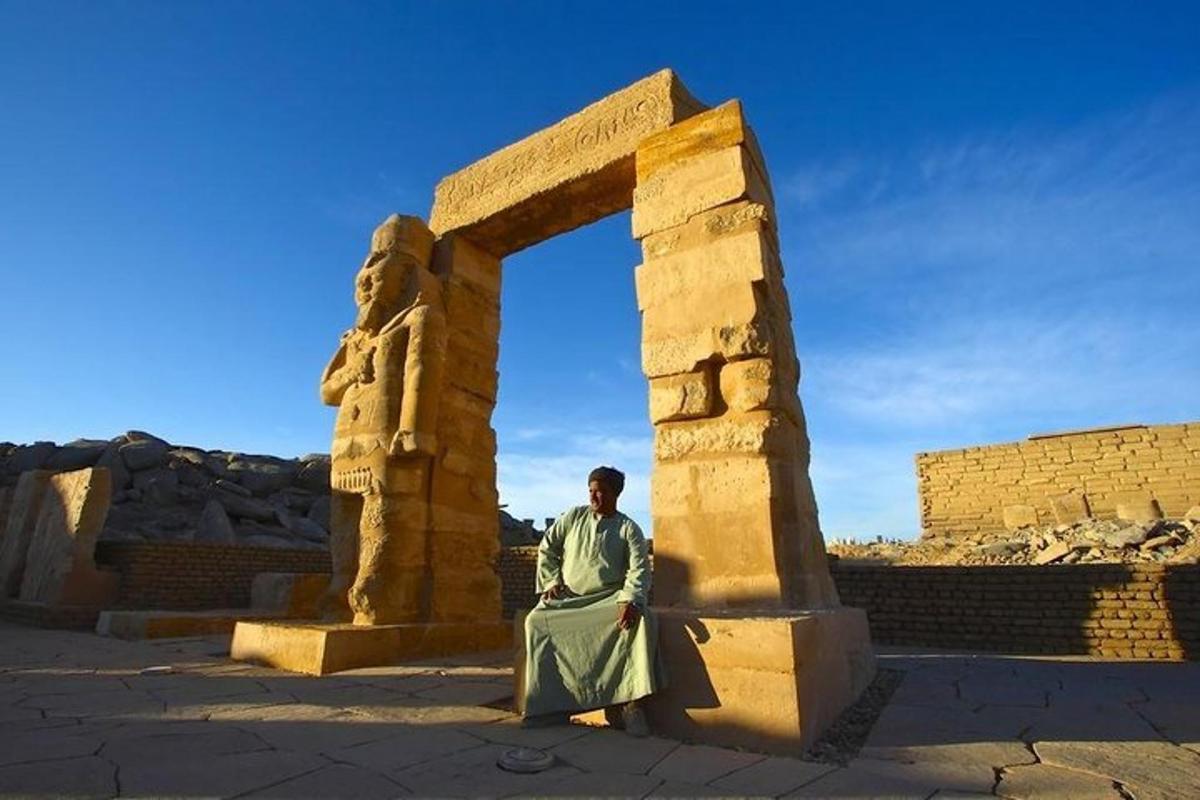 un uomo in piedi davanti a un arco