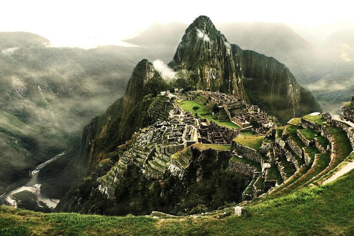 una montaña con un pueblo en la cima