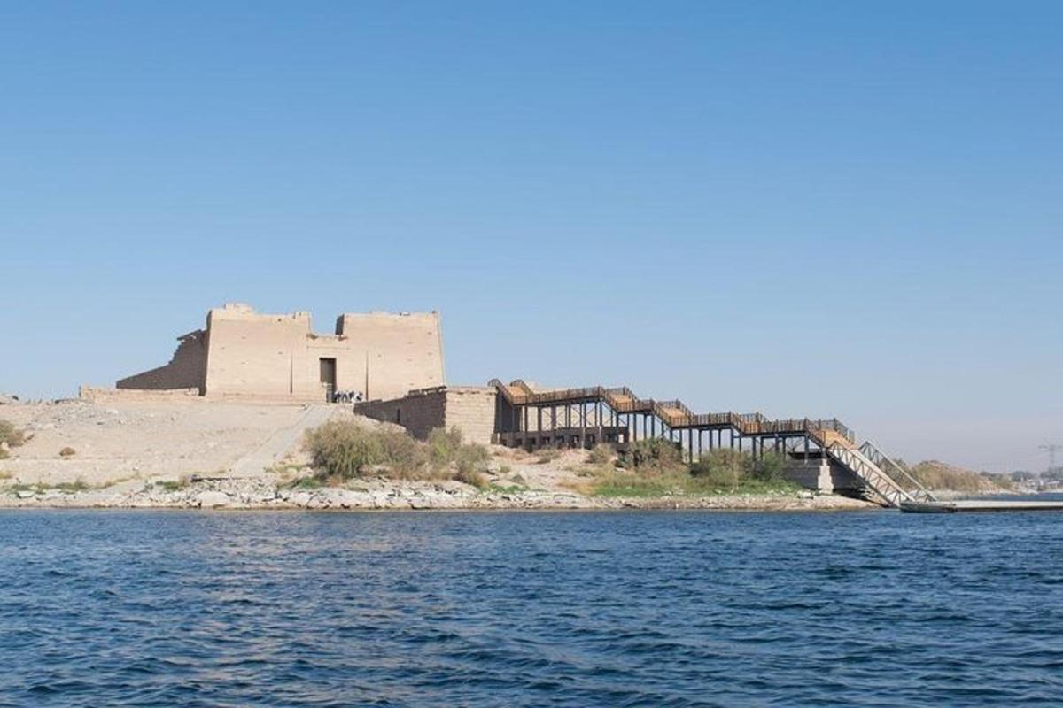 un vecchio edificio sulla riva di uno specchio d'acqua
