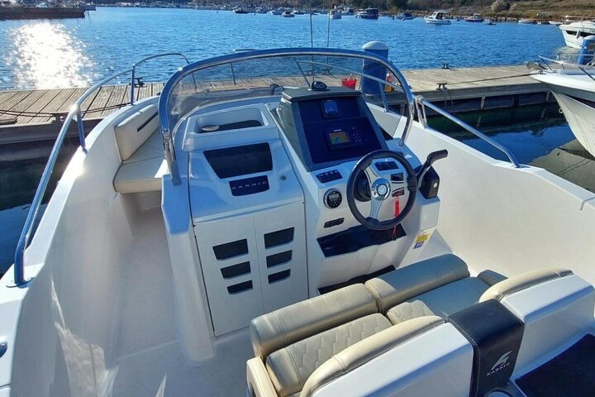 en båt ligger parkerad i en brygga på vattnet