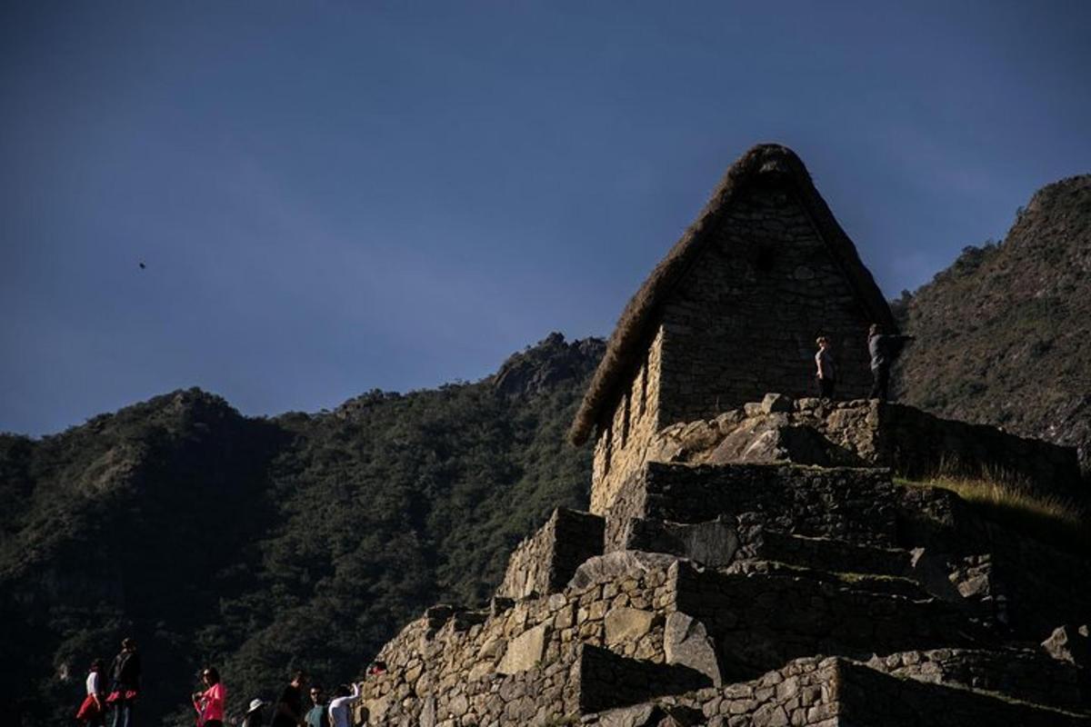 un grupo de personas de pie en la cima de una montaña