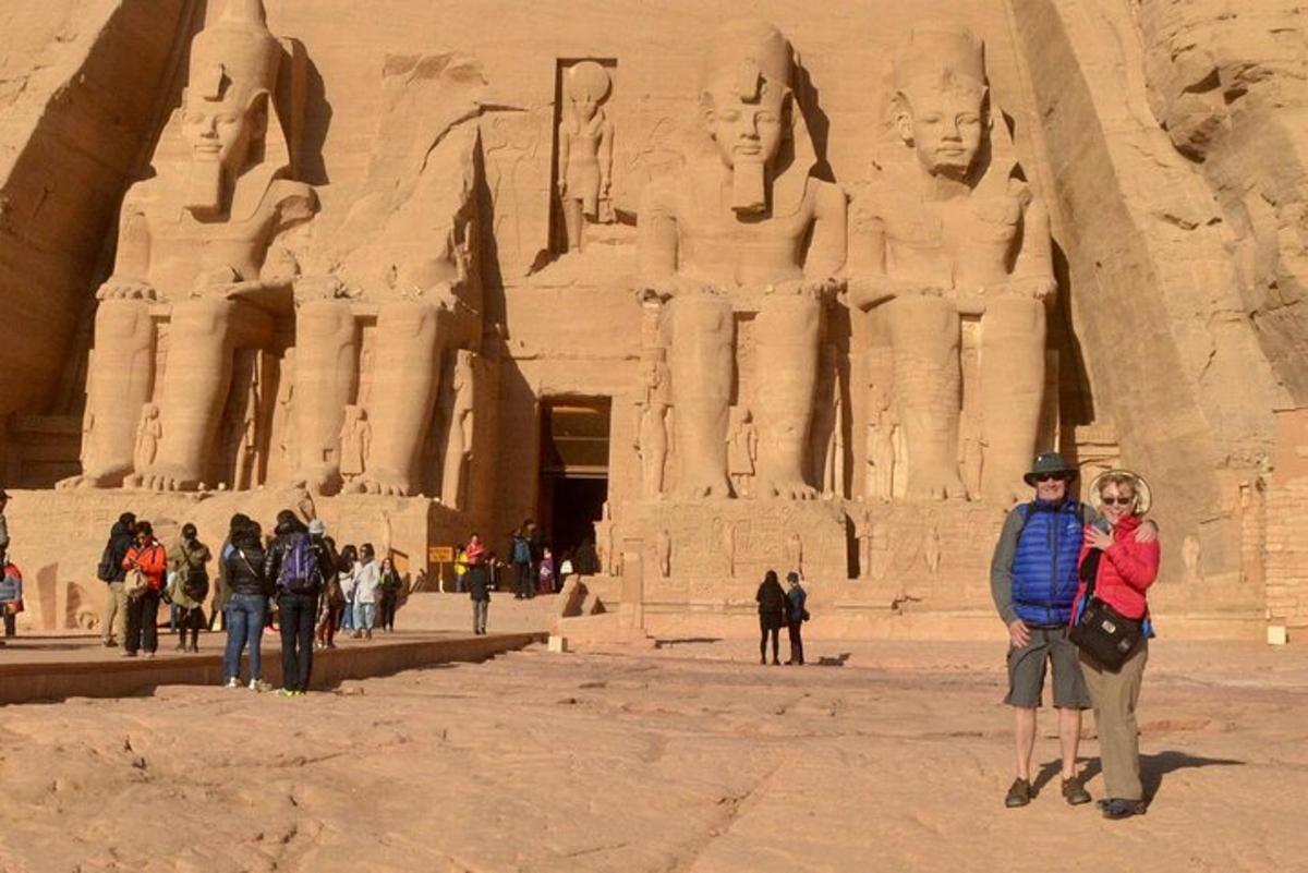 un grup de persones dempeus davant dels temples d'Abu Simbel