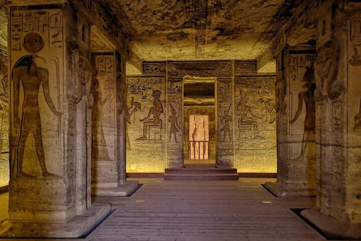 uma sala com pinturas nas paredes de um edifício antigo