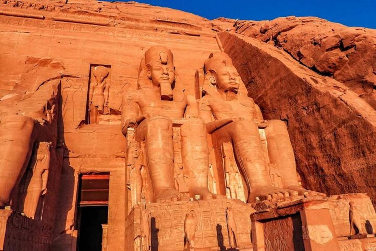 una estàtua de dues persones al costat d'un edifici