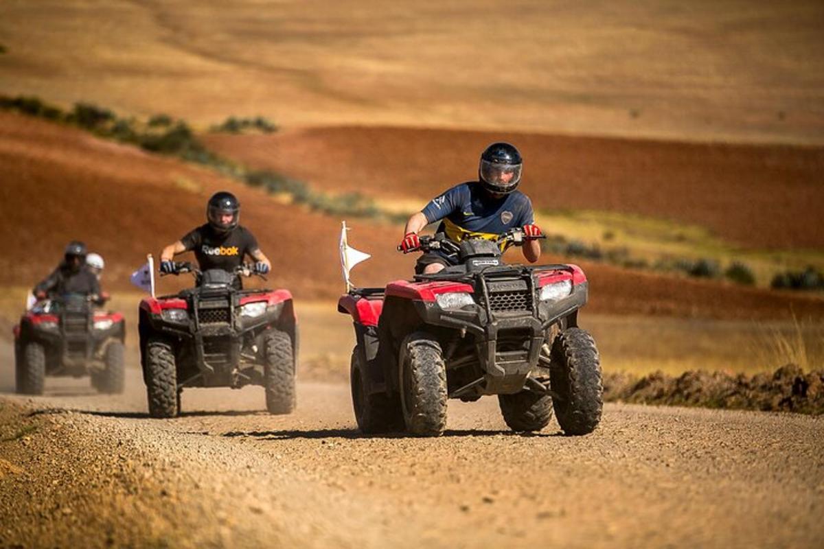 két ember ATV-n halad egy földúton