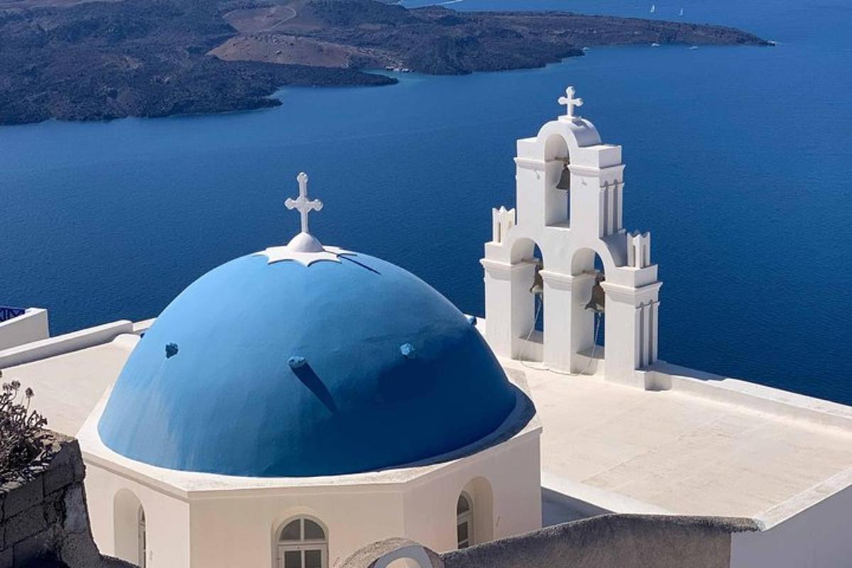 una iglesia con una cúpula azul y una cruz