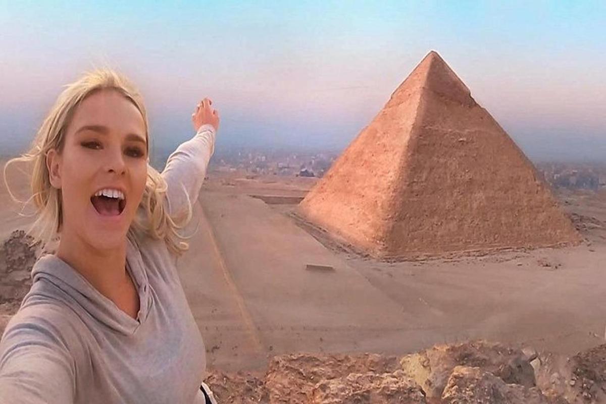 nuori tyttö seisoo pyramidin huipulla