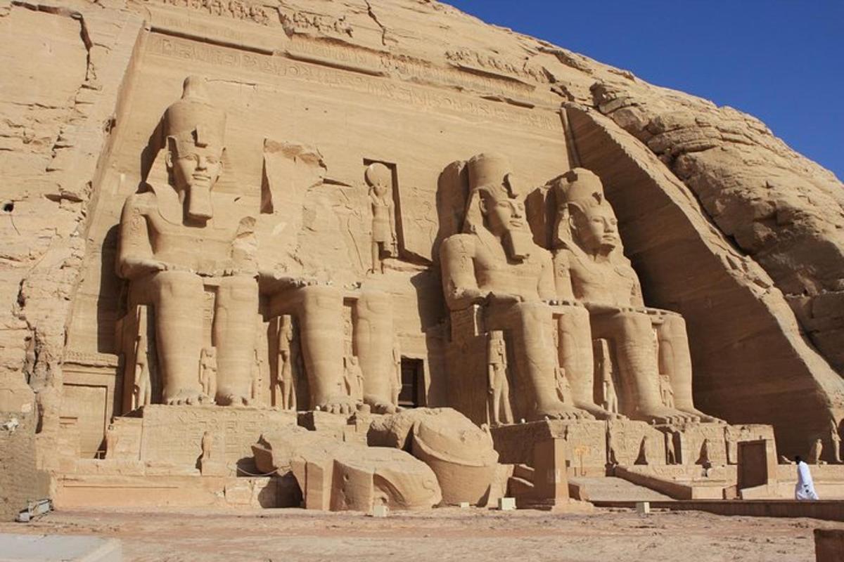 una grande statua di persone sul lato di un arco