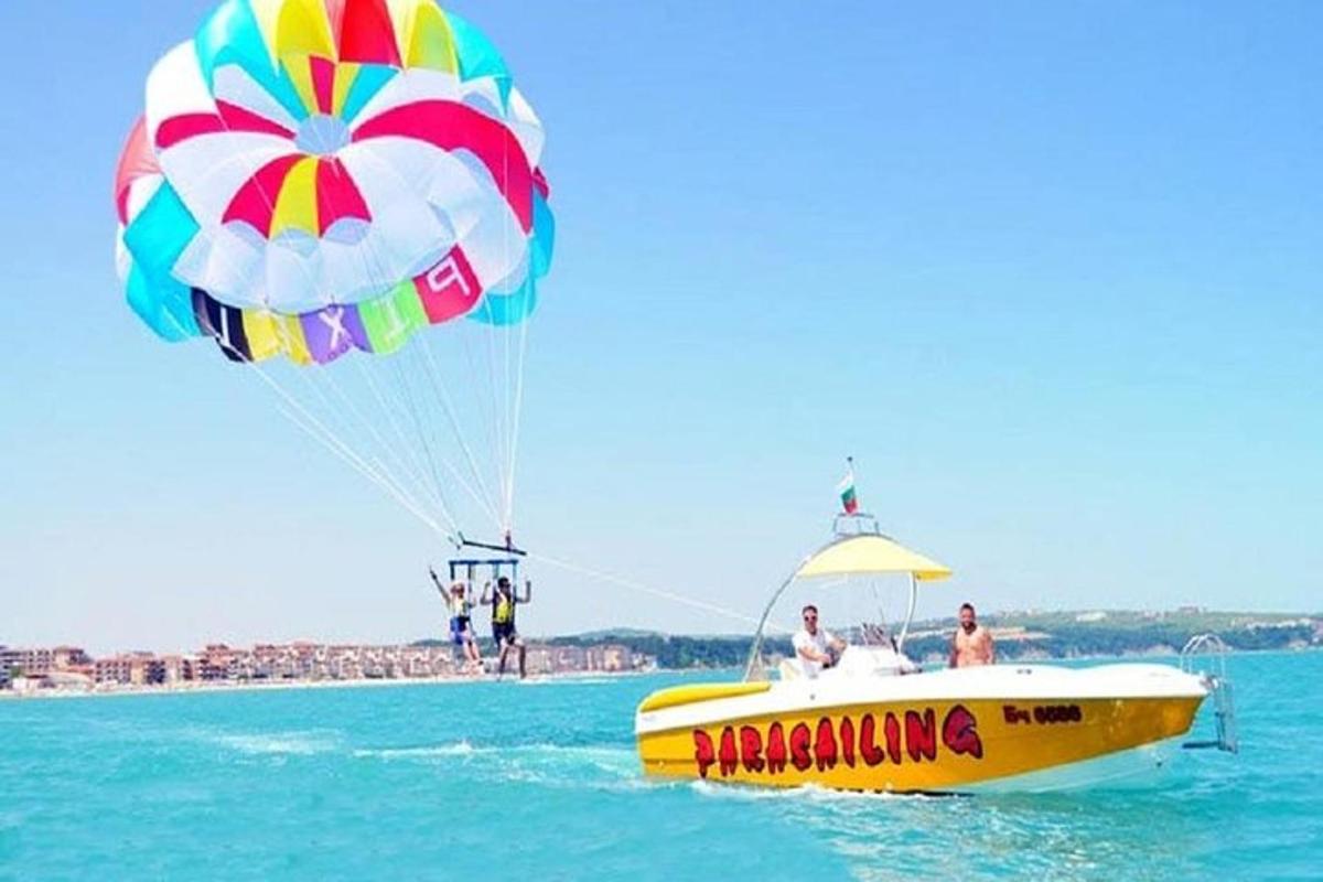 layang-layang terbang di atas bot kuning di dalam air