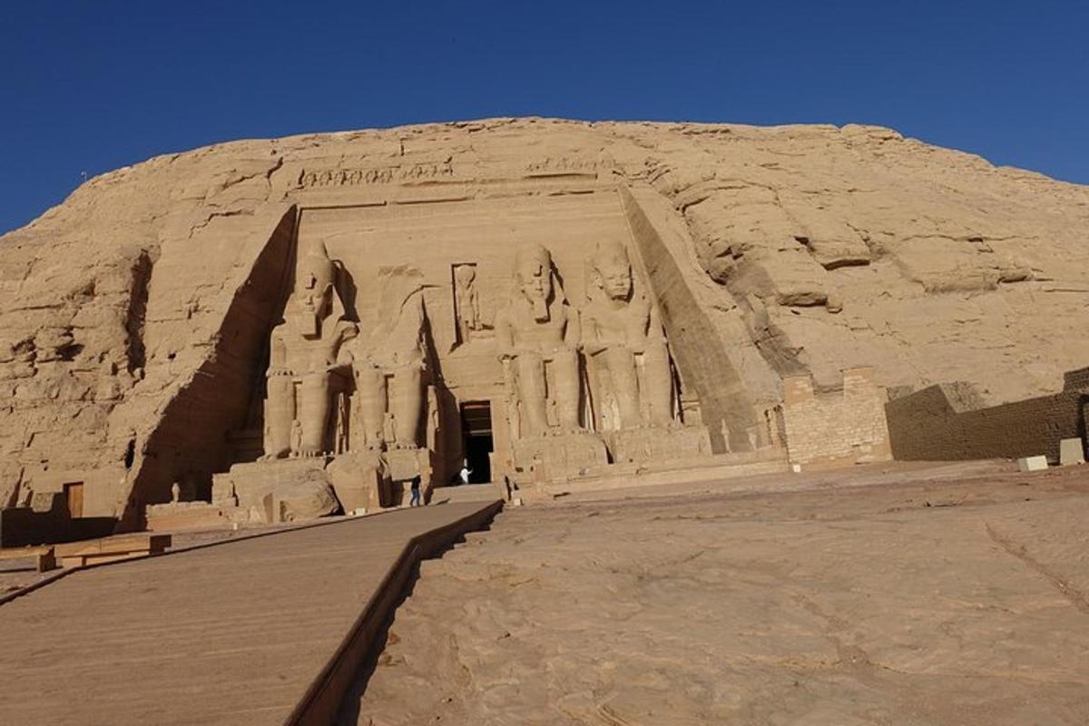 un antico edificio nel deserto in una giornata limpida