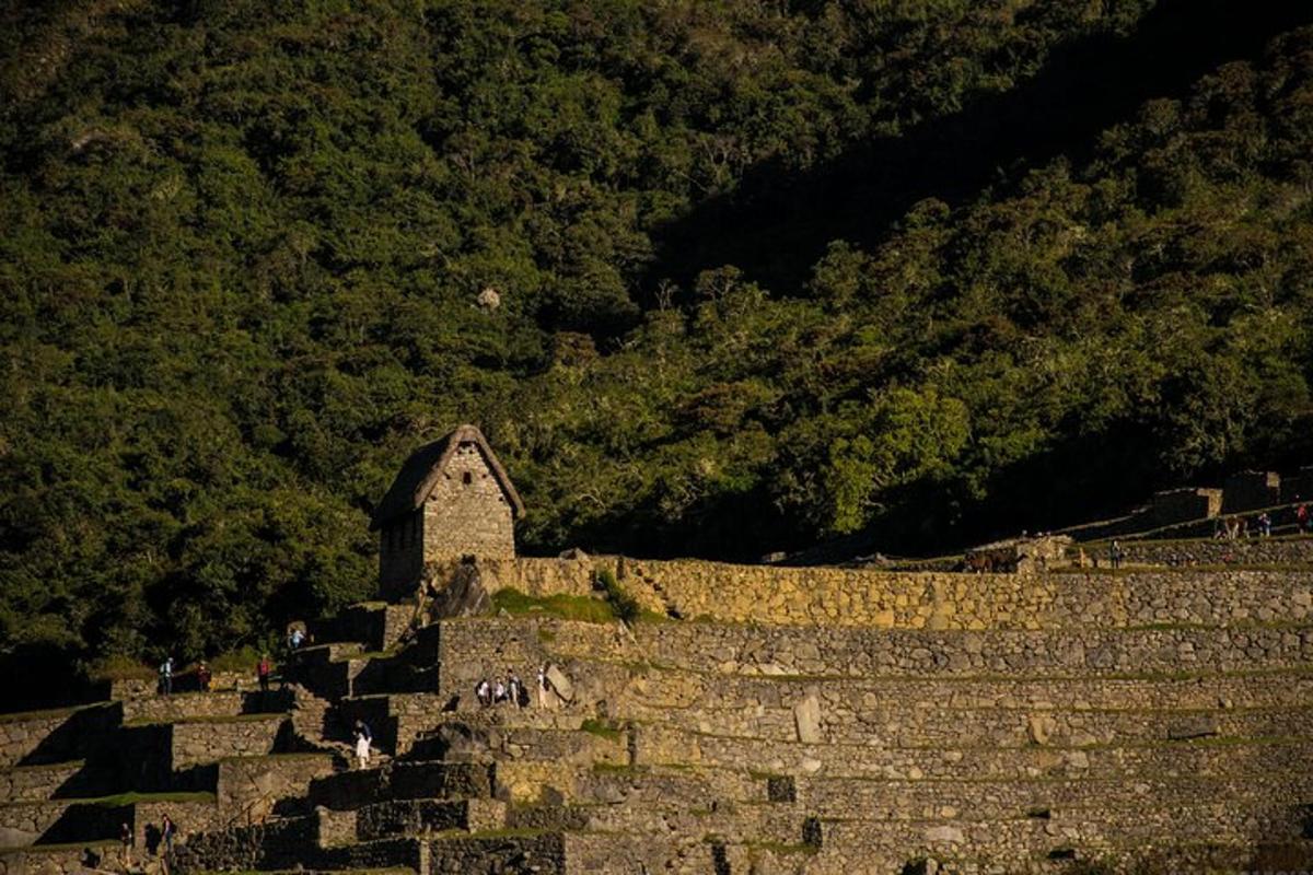 un muro di pietra con persone in piedi sopra