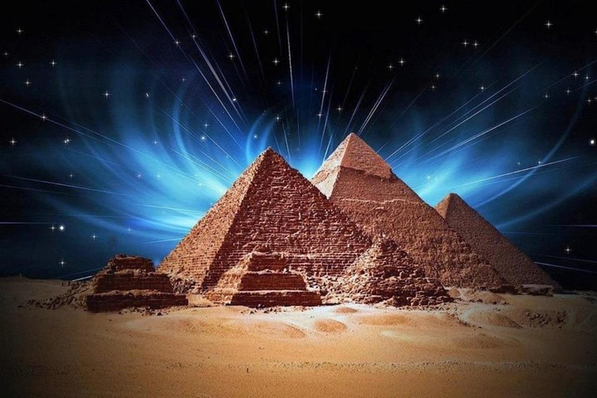 ein Bild der Pyramiden in der Wüste mit Feuerwerk