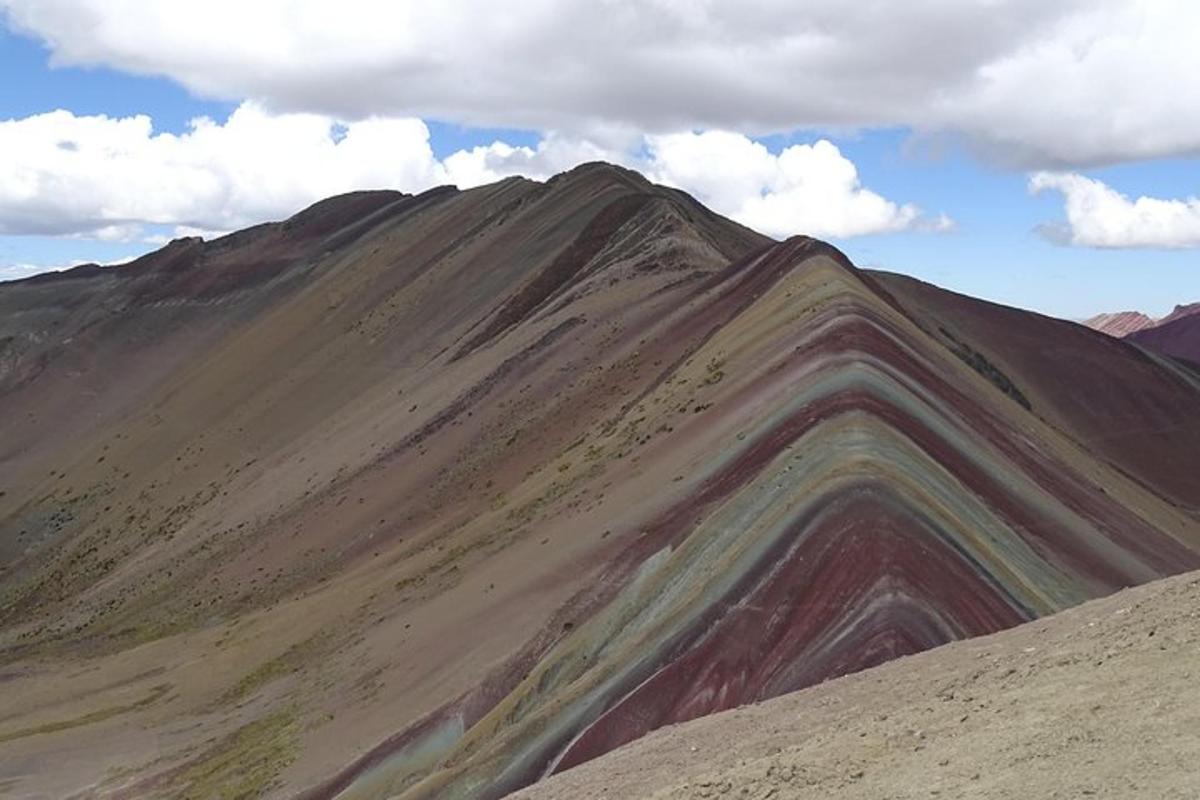 una montaña con un arcoíris pintado en ella