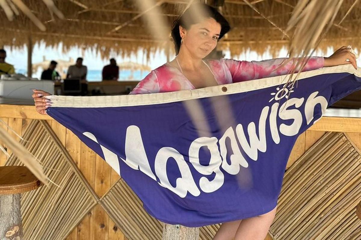 isang babae ang may hawak na bandera ng cocacola