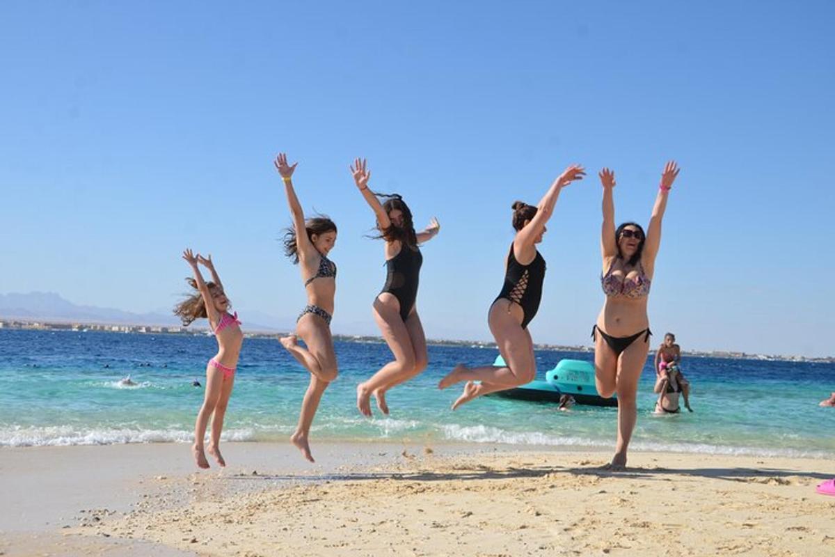 um grupo de mulheres pulando no ar na praia