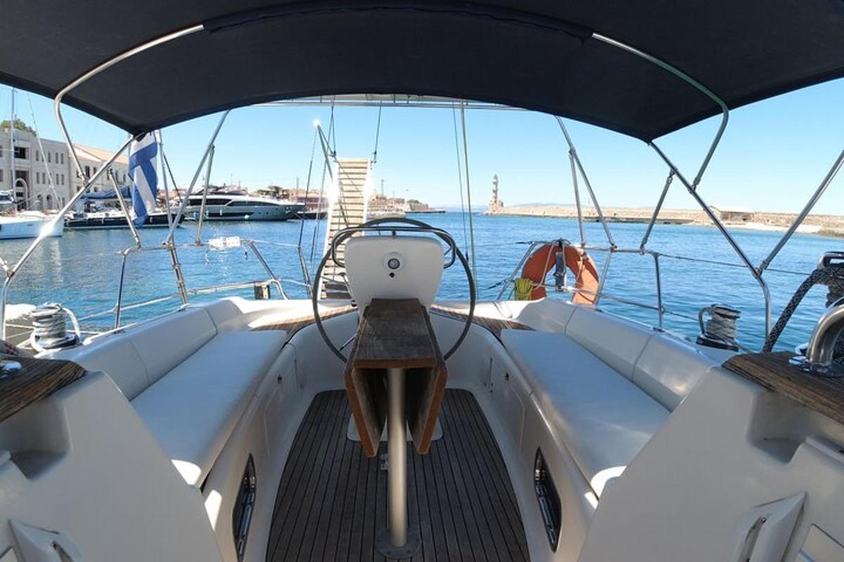 uma vista da frente de um barco na água
