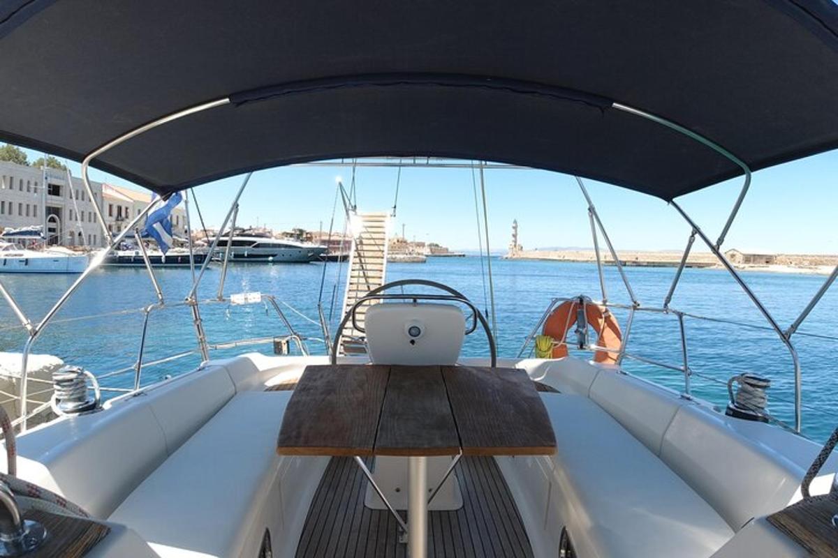 uma mesa na parte de trás de um barco com um laptop nela