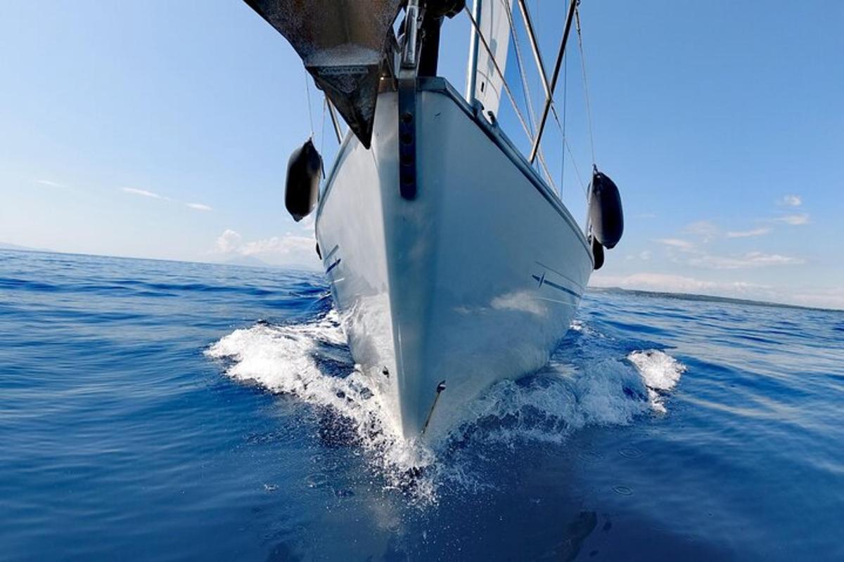 um barco no meio do oceano