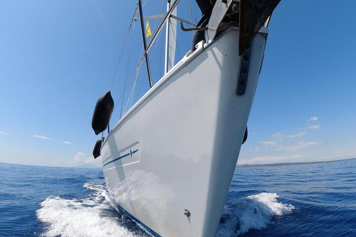 um barco branco no meio do oceano