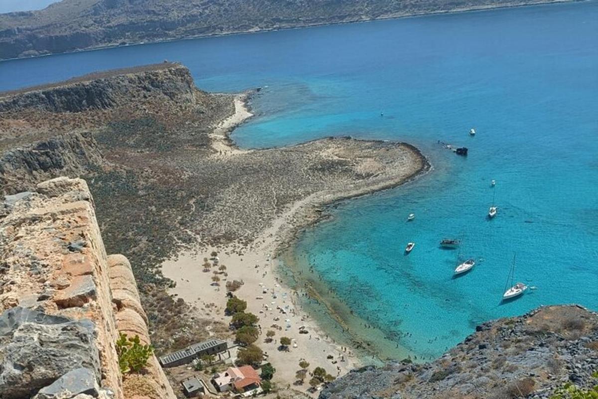 zračni pogled na plažo s čolni v vodi