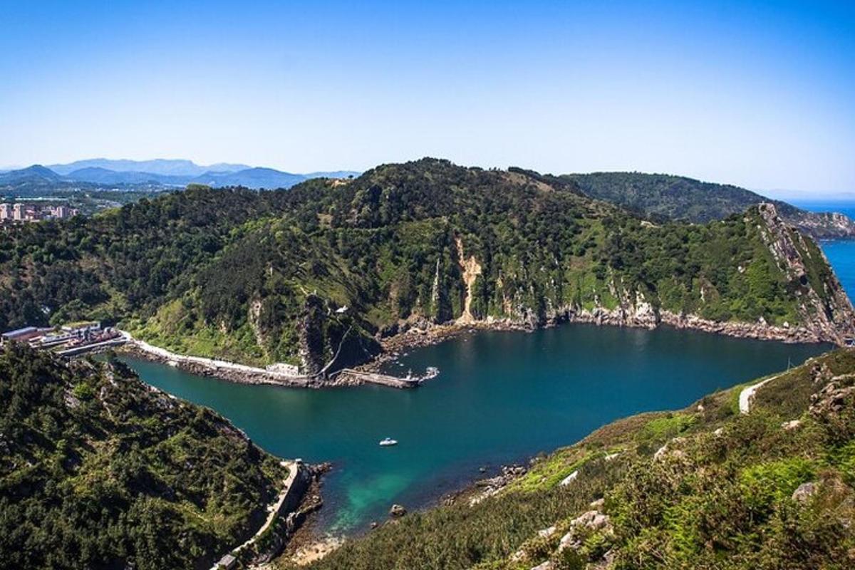 uma vista aérea de um lago em uma montanha