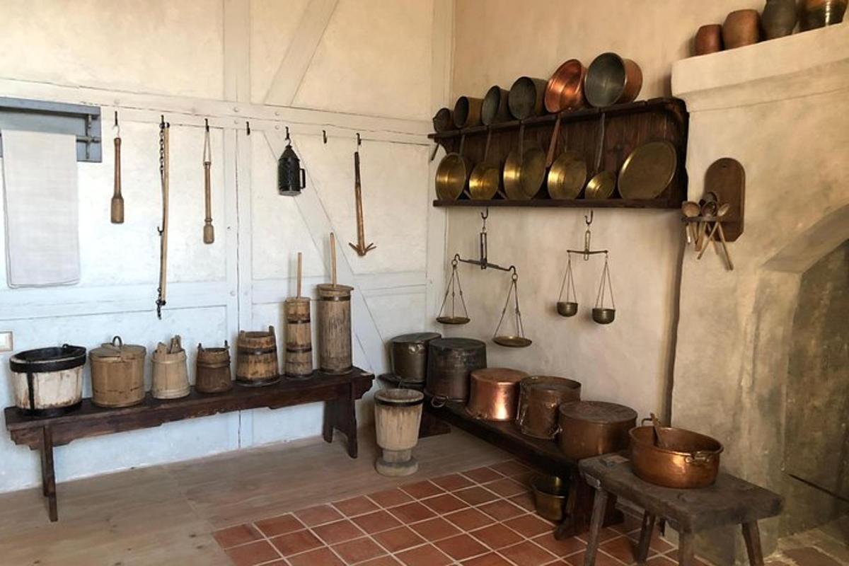 dapur dengan banyak periuk dan kuali dan peralatan