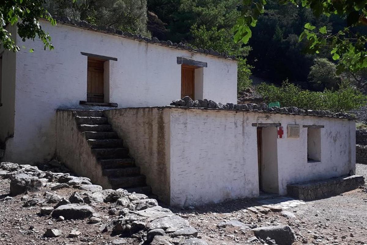 väike hoone, mille küljel on trepp