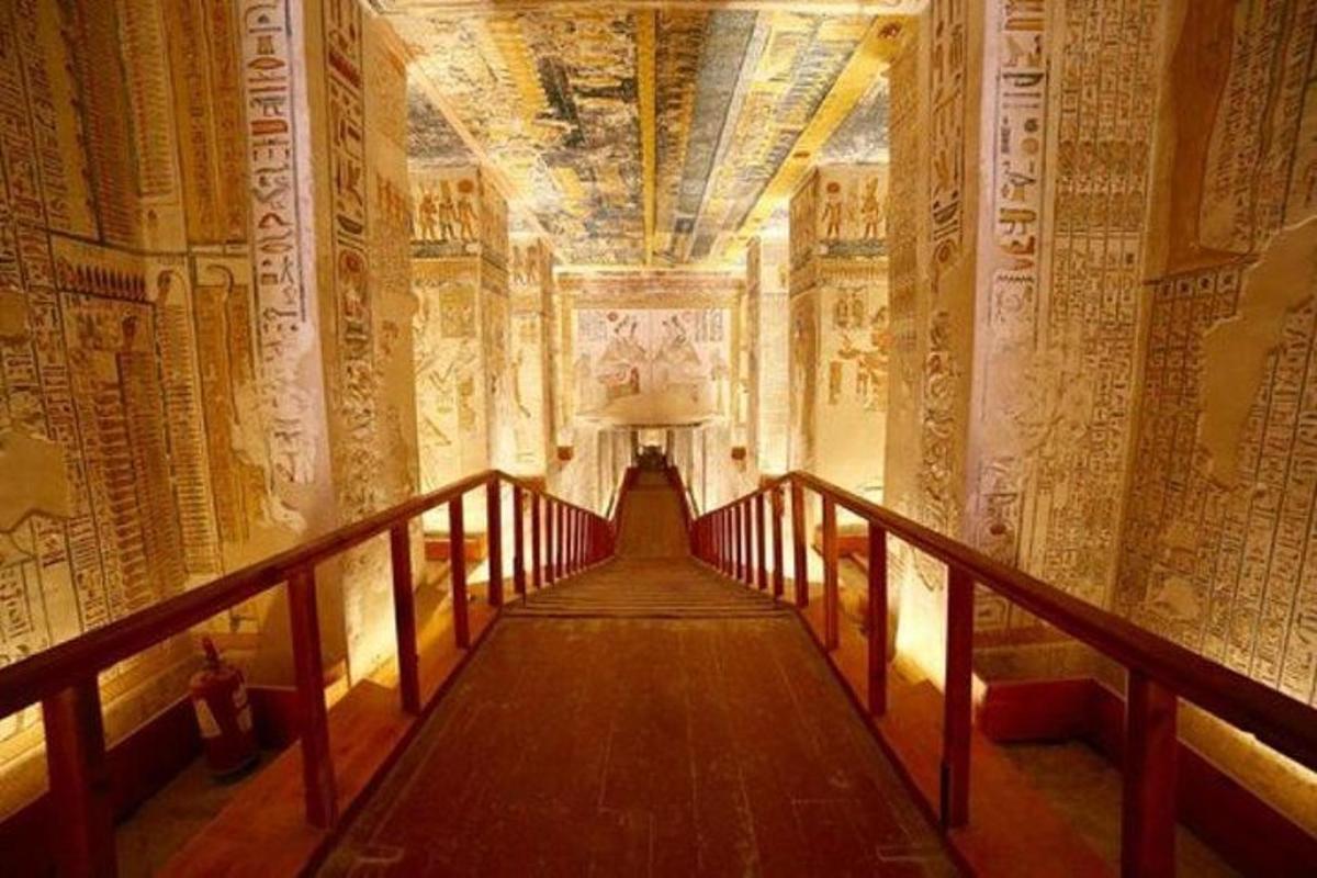 un passadís d'un edifici amb pintures a les parets