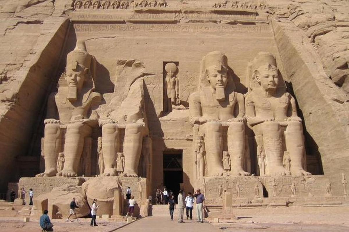 un grande edificio con persone in piedi di fronte
