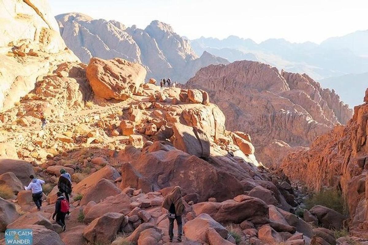 un gruppo di persone che camminano su una montagna rocciosa