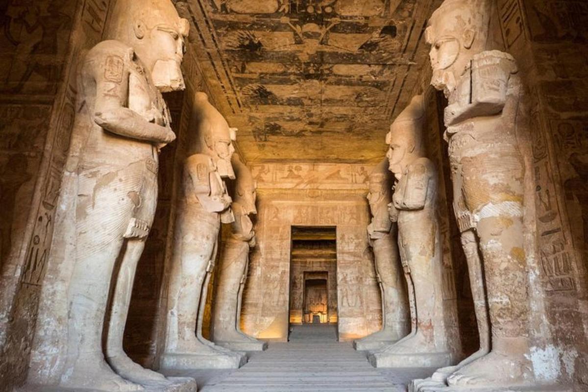 una grande stanza con statue di archi in un edificio