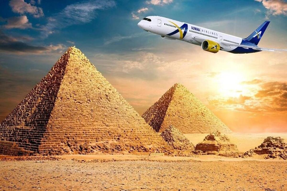 un avion zboară deasupra piramidelor